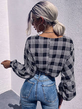 Gestreiftes kariertes Hemd mit V-Ausschnitt